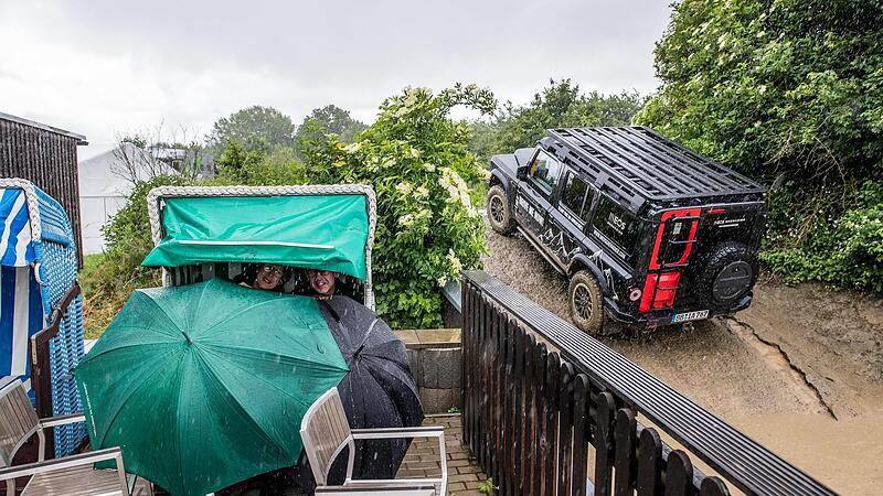 Das Wetter meint es nicht wirklich gut mit der „Abenteuer & Allrad“ 2024 in Bad Kissingen. Das Wetter meint es nicht wirklich gut mit der „Abenteuer & Allrad“ 2024 in Bad Kissingen.
