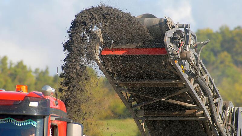 Die Fr&auml;se macht aus der obersten Asphaltschicht &bdquo;Kleinholz&ldquo;.