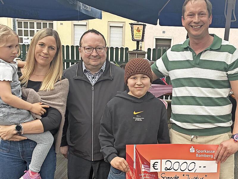 Sebastian Linz mit Justus, Roland Kalb (Brauerei F&auml;ssla) und Justus&lsquo; Mutter Corina mit Tochter Julia (v.r.).