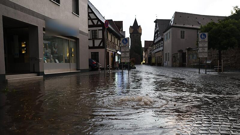 Unwetter in Herzogenaurach: Wassermassen &uuml;berschwemmen Stra&szlig;en