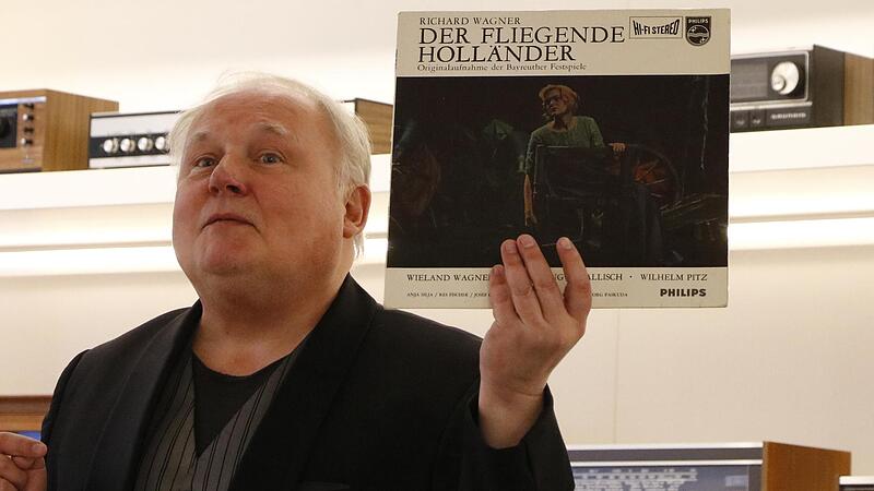 Über die Geschichte des Rundfunks mit Ausflügen in die Lokalgeschichte berichtete Claus J. Frankl. Dem Museum überließ er eine 50 Jahre alte LP von Wagners „Fliegendem Holländer“.