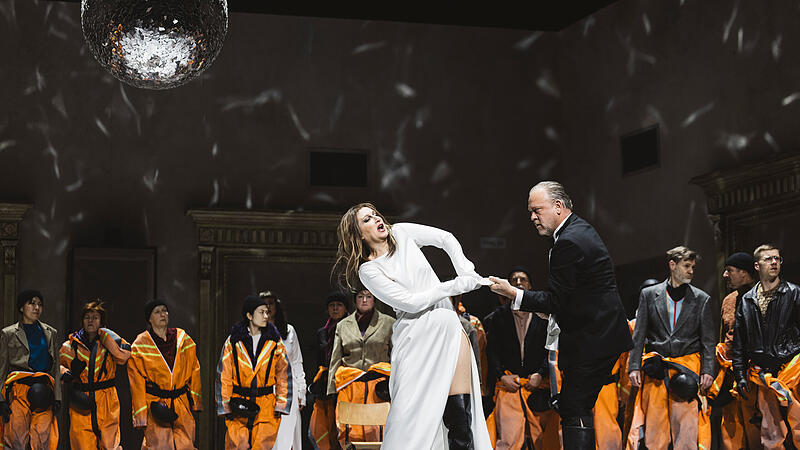 Br&uuml;nnhilde (Irina Oknina) ist in der Gewalt von Gunther (Lars Fosser) und wird dem Heer der Gibichungen vorgef&uuml;hrt.