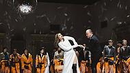 Br&uuml;nnhilde (Irina Oknina) ist in der Gewalt von Gunther (Lars Fosser) und wird dem Heer der Gibichungen vorgef&uuml;hrt.