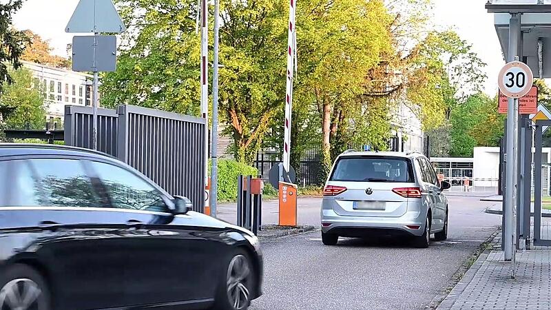 Baden-W&uuml;rttemberg, Karlsruhe: Ein Verd&auml;chtiger wird in einem zivilen Polizeiauto zum Bundesgerichtshof gebracht. Der Verd&auml;chtige, ein Mitarbeiter des deutschen AfD-Europaabgeordneten Krah, ist wegen des Verdachts der Spionage f&uuml;r China in Dresden ...