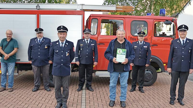 Reinhard Krautwurst (Dritter von rechts) wurde in der Hauptversammlung der Feuerwehr Schneckenlohe f&uuml;r 50 Jahre Treue geehrt. Mit im Bild (von links) B&uuml;rgermeister Knut Morgenroth, 2. Kommandant Herbert Morgenroth, Vorsitzender Stefan H&auml;fner, Kreisbrandmeister Matthias Weber, Kreisbrandinspektor Matthias Schuhb&auml;ck und Kommandant Ulrich Werr