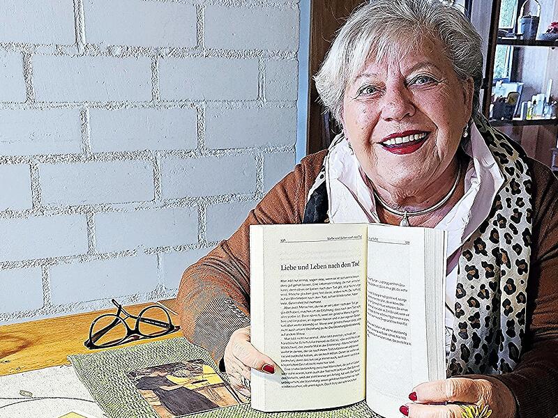 Roswitha Fliege aus Obertheres hilf Menschen, die liebe Angehörige verloren haben, mit der Trauer fertig zu werden. Oft keine leichte Aufgabe, die Einfühlungsvermögen, Geduld und das nötige Wissen erfordert.