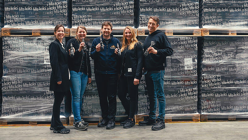 Felix Wörner (3. v.l.), Chef der Brauerei Kaiserdom, mit seinen neuen Geschäftspartnern der Hamburger Getränkemarke fritz-kola, für die seine Brauerei künftig die Abfüllung übernehmen wird.