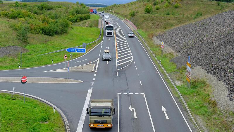Die Anschlussstellen des Autobahnzubringers zur A71 bei Bad Neustadt bekommen eine Ampelanlage. F&uuml;r die Arbeiten in diesem Bereich muss die Anschlussstelle Bad Neustadt von Montag, 18. September, an f&uuml;r zwei Wochen komplett gesperrt werden. Autofa...