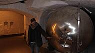 Noch beherrscht der Lagertank für die Bergkirchweih den Stollen, in dem bald – im hinteren Bereich – auch die Sudkessel stehen. Vincenz Schiller erklärt, wie er das Bier am Ende von hier in den Ausschank bringen will.