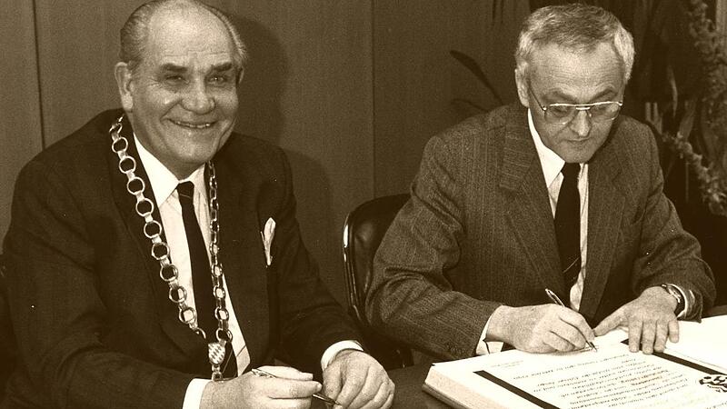 Einer der bedeutendsten Momente im politischen Leben von Hellmut Grempel: Der damalige Oberb&uuml;rgermeister Neustadts (links) und Sonnebergs B&uuml;rgermeister Klaus Oberender unterzeichnen nach der Grenz&ouml;ffnung die Urkunde zur St&auml;dtepartnerschaft zwische...