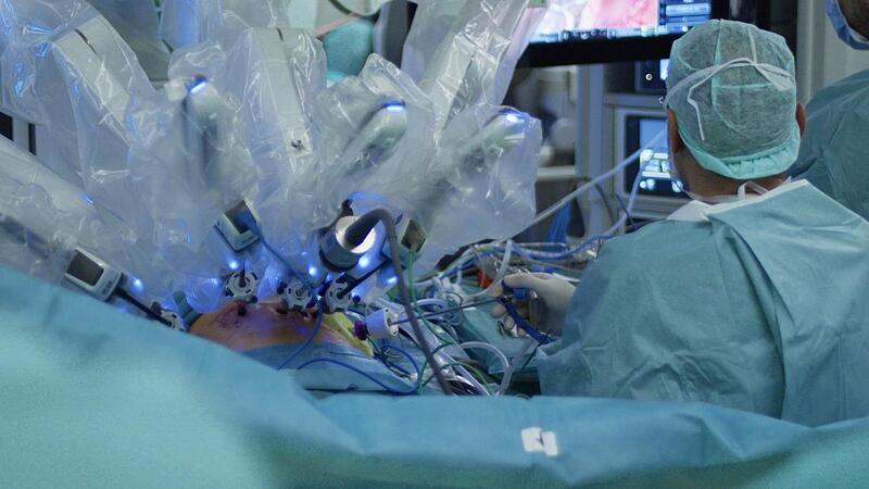 Der Leitende Arzt der Klinik für Urologie und Kinderurologie, Jordan Todorov, bei einer Vorbesprechung.