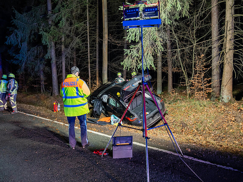 Alle drei Insassen wurden bei dem Verkehrsunfall verletzt ins Krankenhaus gebracht.