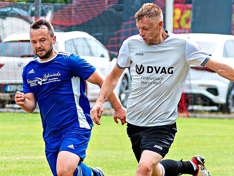 Dominik Bergmann (rechts) im Duell mit Andre Sch&uuml;tz von der SpVgg Wonsees setzte sich mit der SG Rugendorf nach R&uuml;ckstand durch. Monika Limmer