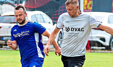 Dominik Bergmann (rechts) im Duell mit Andre Schütz von der SpVgg Wonsees setzte sich mit der SG Rugendorf nach Rückstand durch. Monika Limmer Dominik Bergmann (rechts) im Duell mit Andre Schütz von der SpVgg Wonsees setzte sich mit der SG Rugendorf nach Rückstand durch. Monika Limmer