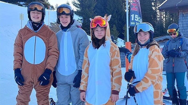 Jugendliche beim Start in den Skitag vor der Unterkunft Bergeralm.