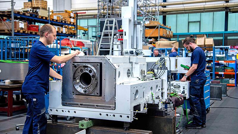 Zum Jahresbeginn hat der Werkzeugmaschinenbauer Waldrich Coburg die Vier-Tage-Woche eingef&uuml;hrt. Die Mitarbeiter Erik Schwager (rechts) und Louis Schw&auml;mmlein freuen sich &uuml;ber ein langes Wochenende. In den vergangenen Monaten hat das Unternehmen ein...