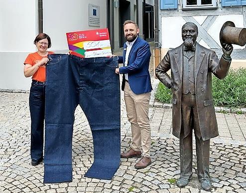 Besondere Spendenübergabe mit einer überdimensionierten Jeans: Andreas Geist, Leiter der Sparkassen-Geschäftsstelle Buttenheim, überreicht den Scheck über symbolträchtige 501 Euro an Museumsleiterin Tanja Roppelt.