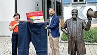Besondere Spendenübergabe mit einer überdimensionierten Jeans: Andreas Geist, Leiter der Sparkassen-Geschäftsstelle Buttenheim, überreicht den Scheck über symbolträchtige 501 Euro an Museumsleiterin Tanja Roppelt.