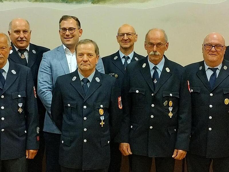 Auf dem Bild sind von links: KBM Thorsten Büchner, Rainer Kessler (40 Jahre), Andre Reith (25 Jahre), Norbert Schaub (50 Jahre) , Paul Reinhart (40 Jahre), Bürgermeister Florian Atzmüller, Norbert Zeller (40 Jahre), Rainer Hähnlein (40 Jahre), Ott...