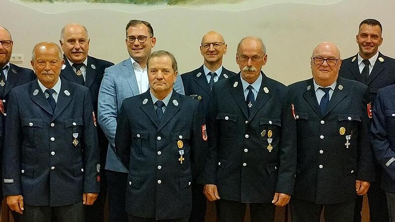 Auf dem Bild sind von links: KBM Thorsten Büchner, Rainer Kessler (40 Jahre), Andre Reith (25 Jahre), Norbert Schaub (50 Jahre) , Paul Reinhart (40 Jahre), Bürgermeister Florian Atzmüller, Norbert Zeller (40 Jahre), Rainer Hähnlein (40 Jahre), Ott...