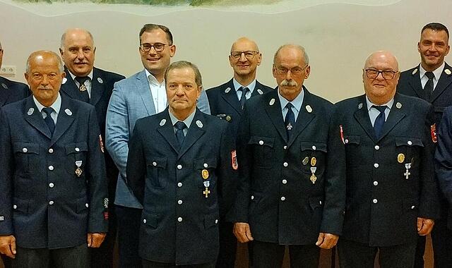 Auf dem Bild sind von links: KBM Thorsten Büchner, Rainer Kessler (40 Jahre), Andre Reith (25 Jahre), Norbert Schaub (50 Jahre) , Paul Reinhart (40 Jahre), Bürgermeister Florian Atzmüller, Norbert Zeller (40 Jahre), Rainer Hähnlein (40 Jahre), Ott...