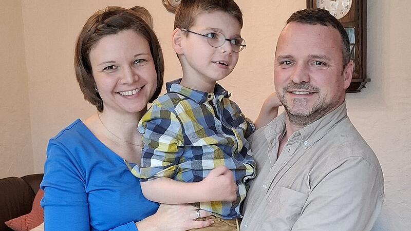 Carina und Stefan Roth mit dem siebenjährigen Sohn Max, der auf Hilfe angewiesen ist. Carina und Stefan Roth mit dem siebenjährigen Sohn Max, der auf Hilfe angewiesen ist.