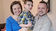 Carina und Stefan Roth mit dem siebenjährigen Sohn Max, der auf Hilfe angewiesen ist.
