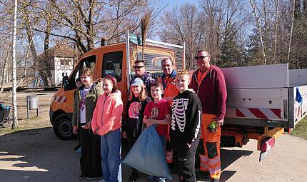 Kinder der Von-Lerchenfeld-Schule zusammen mit der M&uuml;llabfuhr nach der M&uuml;llsammelaktion.