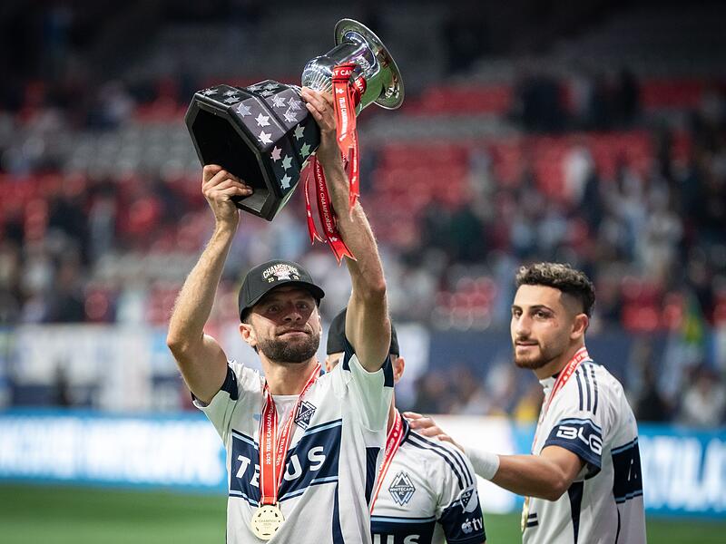 Müller von den Vancouver Whitecaps mit Voyageurs Cup