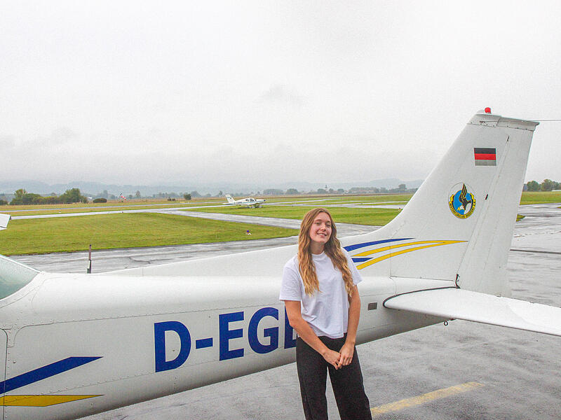Bella Hehn Bella Hehn vor einer Cessna 172 Skyhawk, die auf dem Flugplatz Haßberge gemietet werden kann.