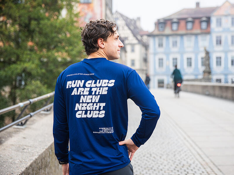 Die vier Freunde haben auch eine eigene Laufmarke entworfen - jeweils mit markanten Spr&uuml;chen auf der R&uuml;ckseite der Shirts.