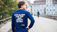 Die vier Freunde haben auch eine eigene Laufmarke entworfen - jeweils mit markanten Spr&uuml;chen auf der R&uuml;ckseite der Shirts.