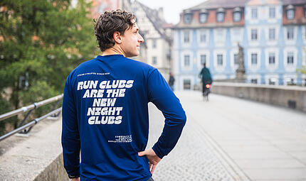 Die vier Freunde haben auch eine eigene Laufmarke entworfen - jeweils mit markanten Spr&uuml;chen auf der R&uuml;ckseite der Shirts.
