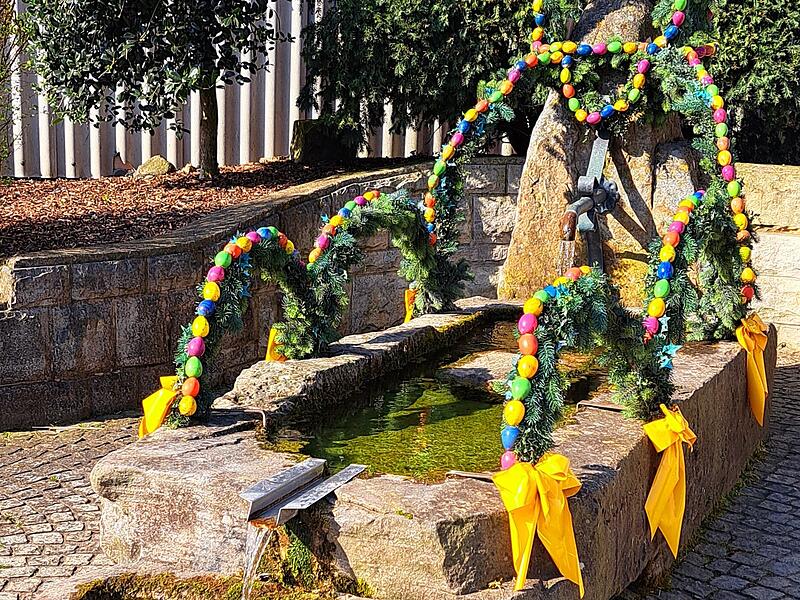 Osterbrunnen in Modlos: vom Gartenbauverein Modlos gestaltet und geschmückt