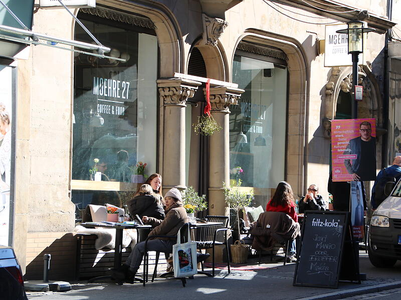 Endlich wieder draußen Kaffee trinken: Vor dem Café Möhre genießen die Gäste Kaffee und Sonne. Endlich wieder draußen Kaffee trinken: Vor dem Café Möhre genießen die Gäste Kaffee und Sonne.