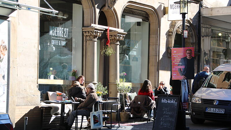 Endlich wieder drau&szlig;en Kaffee trinken: Vor dem Caf&eacute; M&ouml;hre genie&szlig;en die G&auml;ste Kaffee und Sonne.