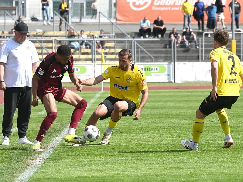 Sport Fu&szlig;ball Saison 2025 / 2026 Regionalliga Bayern 33. Spieltag  Samstag 09.05.2026  Spielort Bayreuth Hans-Walter-Wild-Stadion Spielbeginn 14.00 h SpVgg Bayreuth gegen 1. FC N&uuml;rnberg II  Halbzeitergebnis 0: 0 Endstand 0:0 Alexander Seidel Noah Maboul