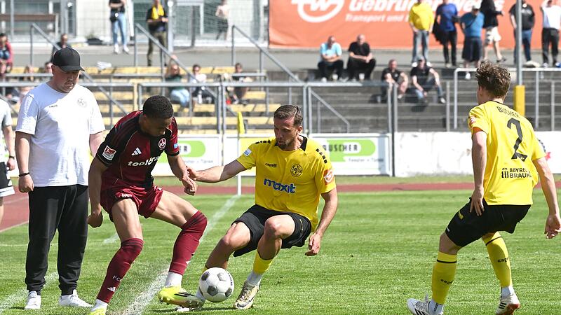 Sport Fu&szlig;ball Saison 2025 / 2026 Regionalliga Bayern 33. Spieltag  Samstag 09.05.2026  Spielort Bayreuth Hans-Walter-Wild-Stadion Spielbeginn 14.00 h SpVgg Bayreuth gegen 1. FC N&uuml;rnberg II  Halbzeitergebnis 0: 0 Endstand 0:0 Alexander Seidel Noah Maboul