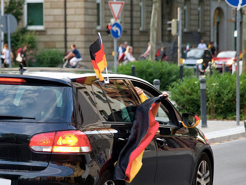 Autokorso nach Fußballspiel? Polizei droht mit Bußgeld Autokorso nach Fußballspiel? Polizei droht mit Bußgeld