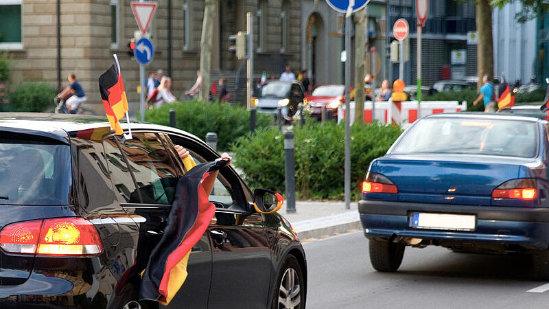Autokorso nach Fußballspiel? Polizei droht mit Bußgeld. Fans sollten wohl besser davon absehen.