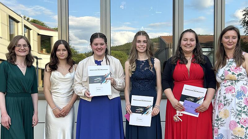 Unser Bild zeigt die Besten der 10. Klasse mit den Lehrerinnen Christina Köhler (links) und Christina Dragun (rechts, dann weiter von links): Kinga Novak, Selina Wirth, Leonie Manger und Emily Hartmann.