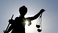 Justitia im Gegenlicht