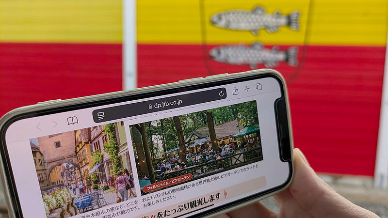 Mit Infotext auf Japanisch: Ein Foto des Forchheimer Kellerwalds hat es in ein Werbeprospekt eines japanischen Reiseveranstalters geschafft.