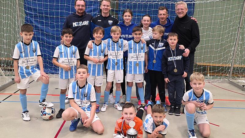 Die F-Junioren des Gastgebers VfB Kulmbach holten sich den Turniersieg beim 4. Weinbr&uuml;cken-Cup. Im Bild das Team mit den Trainern Domenic G&ouml;ldel, Mario Ramming und Tobias Schneider sowie Kulmbachs B&uuml;rgermeister Frank Wilzok (hinten, von links).