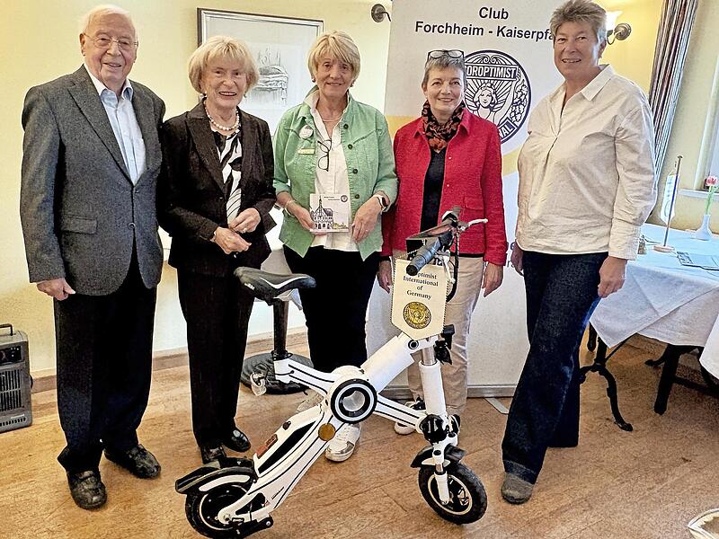 Gewinner Rainer und Helga Kremer (v.l.) mit Präsidentin Gabriele Kullmann, Christine Leuker und Elke Raschzok-Falk. Gewinner Rainer und Helga Kremer (v.l.) mit Präsidentin Gabriele Kullmann, Christine Leuker und Elke Raschzok-Falk.