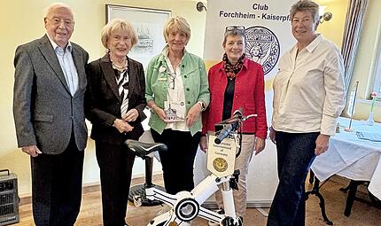 Gewinner Rainer und Helga Kremer (v.l.) mit Pr&auml;sidentin Gabriele Kullmann, Christine Leuker und Elke Raschzok-Falk.