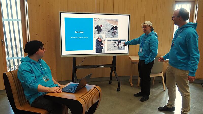 Die Coaches beim letzten Feinschliff ihrer Pr&auml;sentation. Links einer der TUMObiles, ein Tumo typischer Stuhl.