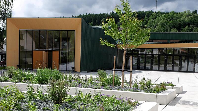 Ein Schmuckstück im Zentrum von Steinwiesen – die neue Kulturhalle.