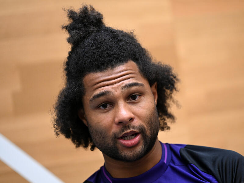 Serge Gnabry bereitet sich mit der Deutschen Fußball-Nationalmannschaft in Herzogenaurach auf WM-Qualifikation vor. Der Spieler des FC Bayern München könnte künftig eine wichtigere Rolle in der DFB-Elf einnehmen. Serge Gnabry bereitet sich mit der Deutschen Fußball-Nationalmannschaft in Herzogenaurach auf WM-Qualifikation vor. Der Spieler des FC Bayern München könnte künftig eine wichtigere Rolle in der DFB-Elf einnehmen.