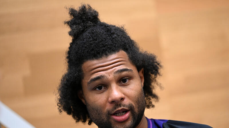 Serge Gnabry bereitet sich mit der Deutschen Fu&szlig;ball-Nationalmannschaft in Herzogenaurach auf WM-Qualifikation vor. Der Spieler des FC Bayern M&uuml;nchen k&ouml;nnte k&uuml;nftig eine wichtigere Rolle in der DFB-Elf einnehmen.